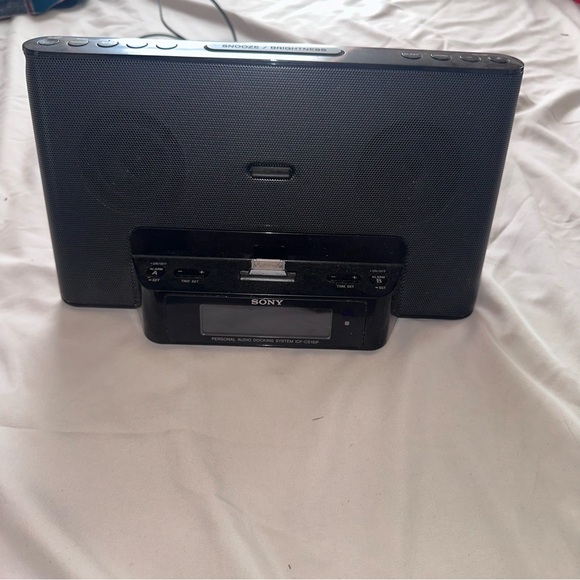 Sony black iPod dock with speakers - Picture 1 of 6